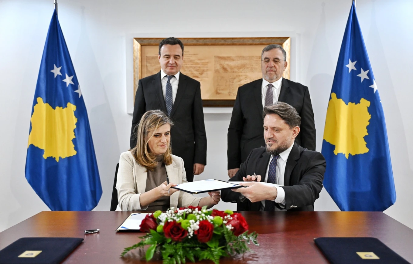 nenshkruhet-marreveshja-per-rindertimin-e-xhamise-se-ibrit