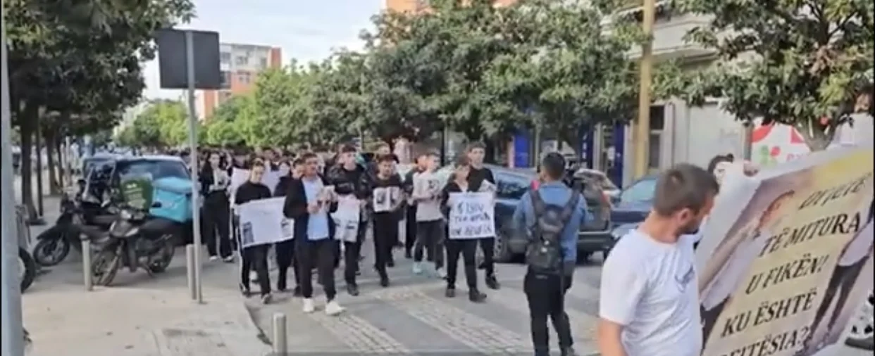 Dy të miturit humbën jetën teksa luanin përpara shtëpisë  banorët në Durrës marshojnë në shenjë proteste
