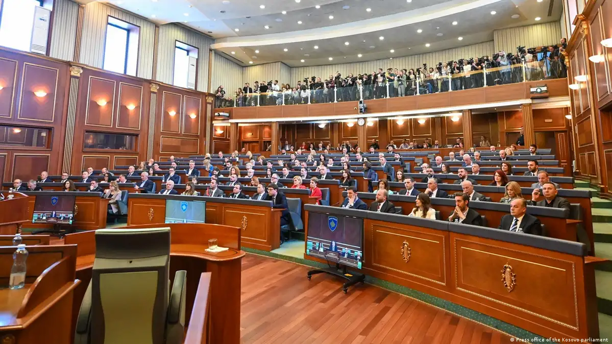 Mbi një milionë euro në xhepat e deputetëve dhe asistentëve
