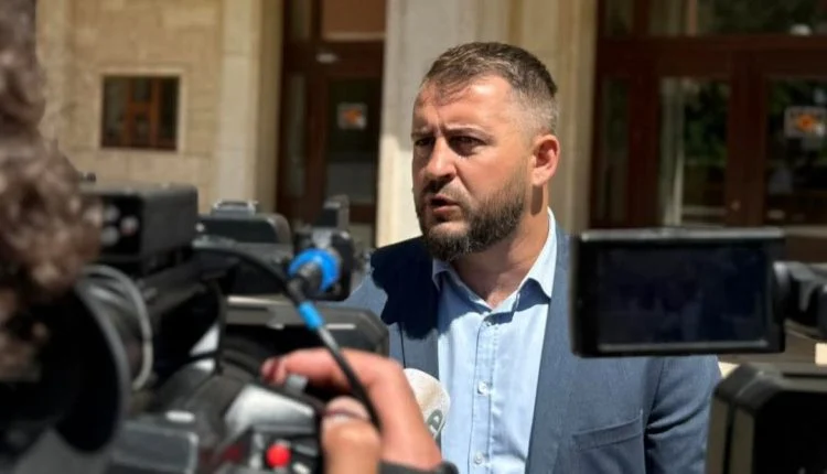 Lushtaku i reagon Pecit  Dejona apo Donika  Kush e pengon drejtësinë të veprojë ndaj aferave tua