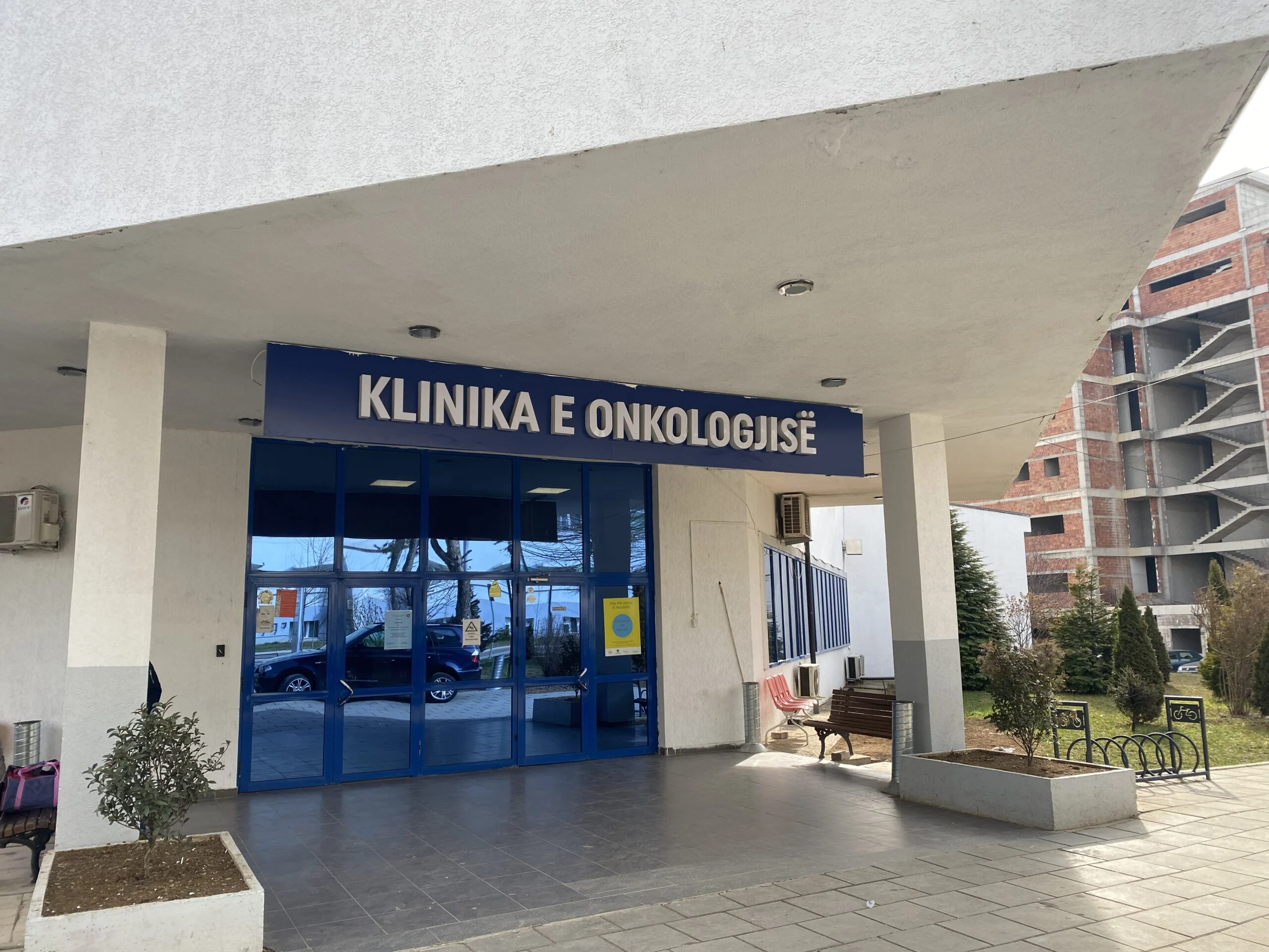 zor-boll-te-udhetohet-per-ne-prishtine-te-semurit-nga-kanceri-kerkojne-qe-sherbimet-t-u-ofrohen-ne-spitalet-rajonale