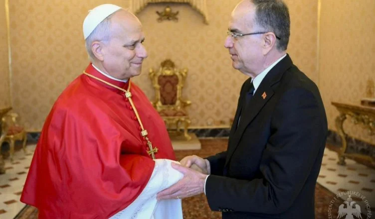 presidenti-begaj-pritet-nga-papa-leone-xiv-ne-vatikan-fton-atin-e-shenjte-per-vizite-ne-shqiperi