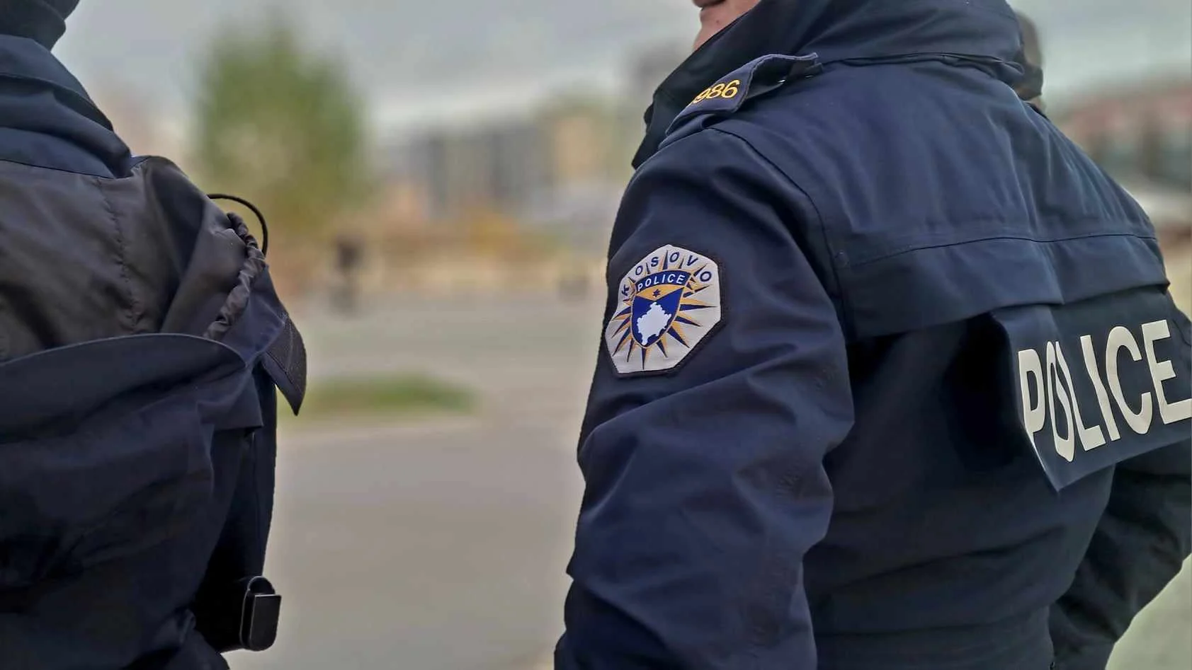 Policia gjen armë me fishekë në një veturë në Pejë