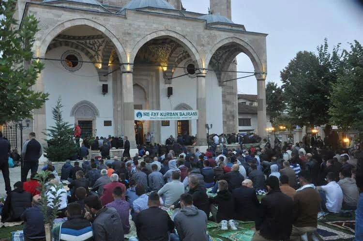 kurban-bajrami-bik-publikon-oren-e-faljes-se-namazit