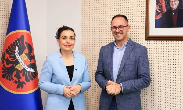 Vjosa Osmani prezanton edhe një aderim tjetër në ekipin e saj