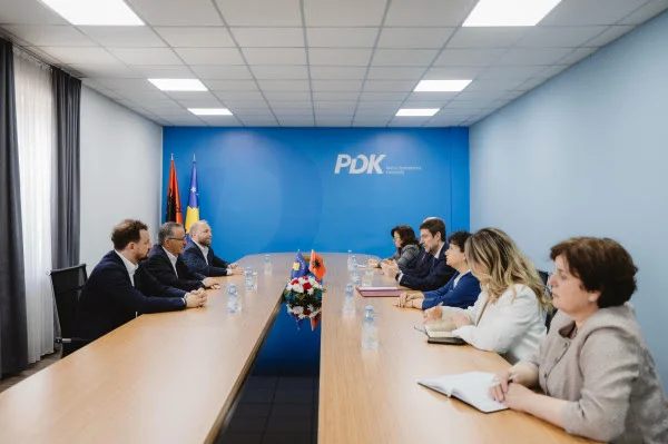 hamza-takon-ministrin-e-jashtem-te-shqiperise-kosoves-i-duhen-institucione-stabile