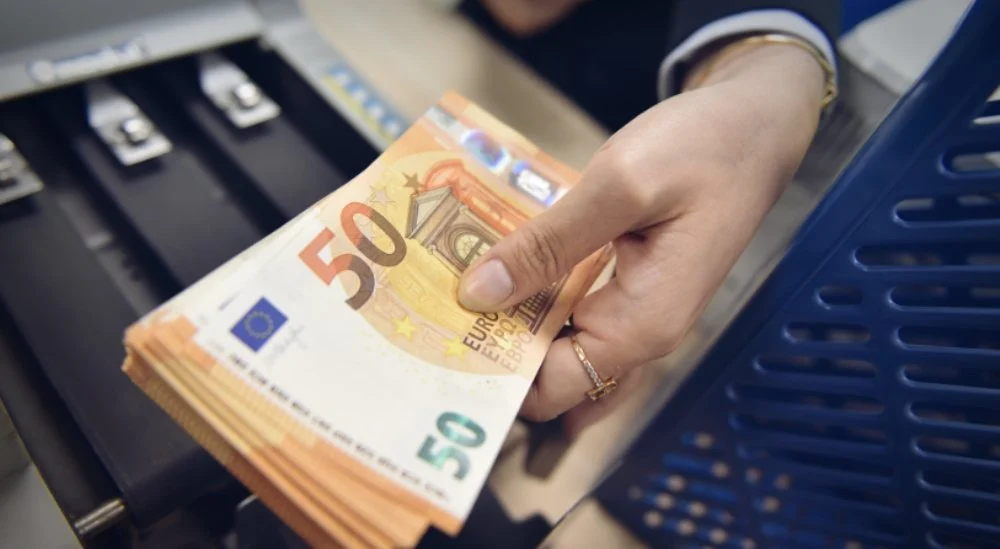 arrestohen-dy-zyrtare-bankare-dyshohet-se-e-ngarkuan-nje-grua-me-kredi-prej-25-mije-eurove-pa-dijenine-e-saj