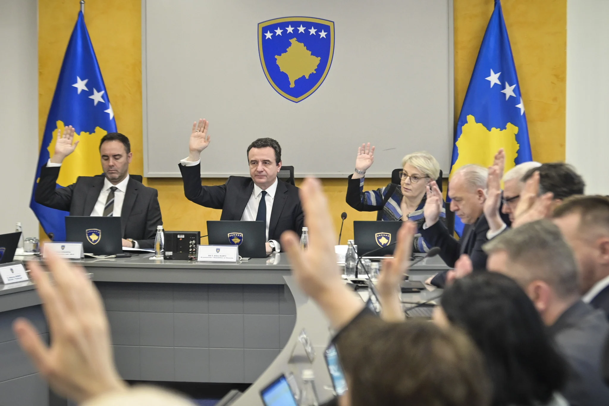 qeveria-ne-detyre-afer-11-milione-euro-per-zgjedhjet-7-qershorit