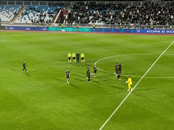 tensione-ne-finalen-e-kupes-gjyqtari-ndali-lojen-per-disa-minuta-ferizaj-leshon-fushen-dhe-kthehet