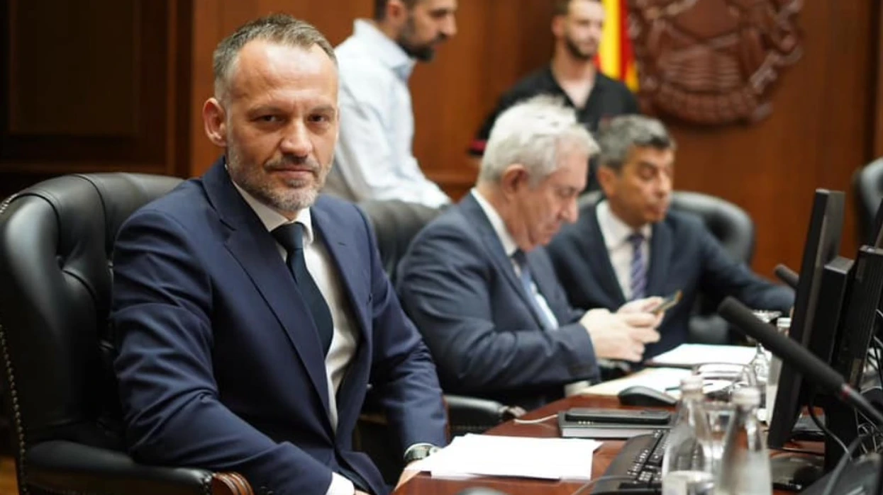 arben-fetai-jep-doreheqje-nga-posti-i-zv-kryeministrit-te-maqedonise-se-veriut