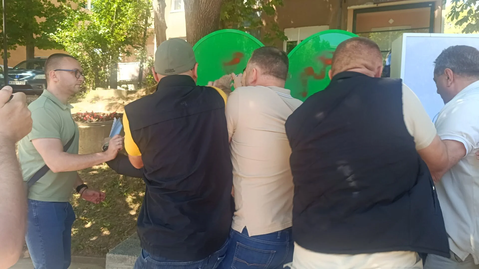 arrestohen-dy-persona-per-vandalizem-ne-mitrovice-policia-kryetari-erdhi-me-rreth-20-persona