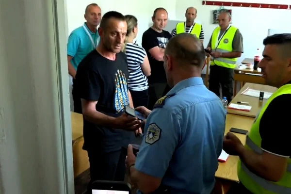 Dyshohet se fotografoi fletëvotimin  ndërpritet votimi i qytetarit në Zubin Potok