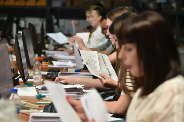 kqz-ne-fazen-e-fundit-te-numerimit-mbeten-te-numerohen-votat-me-poste-dhe-ato-me-kusht