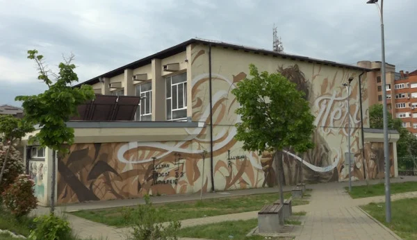 Punëtorët teknikë të shkollave fillore në Prishtinë rikthehen në grevë nga 22 qershori