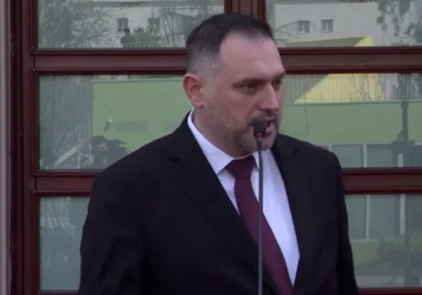 nufi-turp-i-madh-te-flitet-ne-emer-te-uck-se-per-perfitime-politike