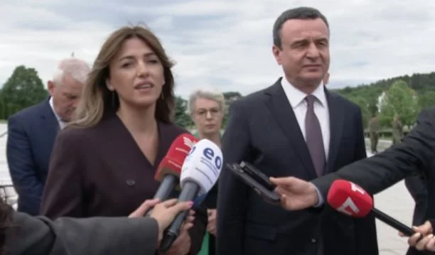 Kurti e Haxhiu bëjnë homazhe në Prekaz  vlerësojnë lart sakrificën e Jasharëve