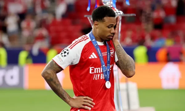 Shitja e fanellave të Arsenalit me emrin e Gabrielit rritet në 350  pas humbjes së penalltisë