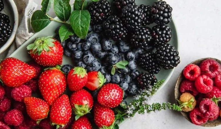 manaferrat-dhe-luleshtrydhet-ne-krye-te-listes-se-produkteve-me-me-shume-pesticide