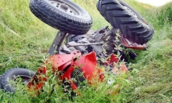Rrokulliset me traktor  humb jetën një person në Kamenicë