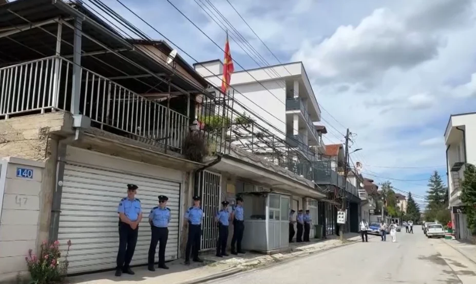 Studentët protestojnë para Ambasadës së Maqedonisë në Prishtinë  kundër mohimit të provimit të jurisprudencës në gjuhen shqipe