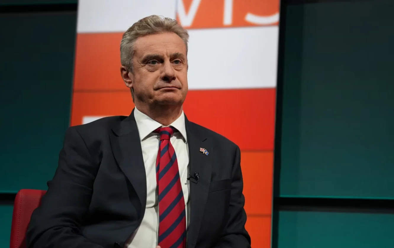 Britania paralajmëron Kosovën  Bllokada rrezikon mbështetjen ndërkombëtare