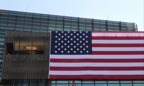 Ambasada amerikane bëhet gati për festimin e 250 vjetorit të pavarësisë  shfaq flamurin gjigant në ndërtesë