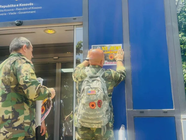 ne-jemi-clirimtare-kurti-te-kerkoj-fjale-veterani-vendos-pankarta-para-qeverise