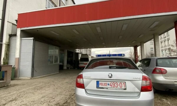 Theret me thikë një person në sheshin e Prishtinës  dërgohet në QKUK i siguruar nga policia