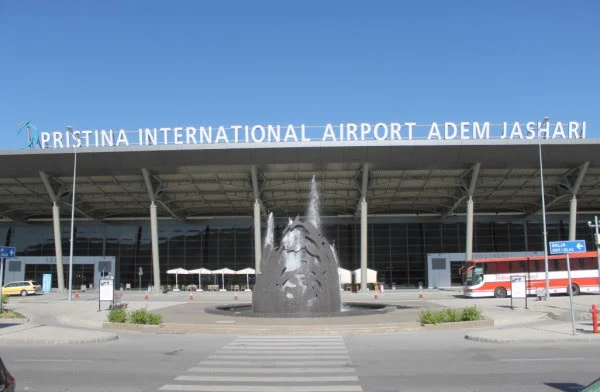 pese-personave-rrahen-mes-vete-ne-aeroportin-adem-jashari-dergohen-ne-mbajtje