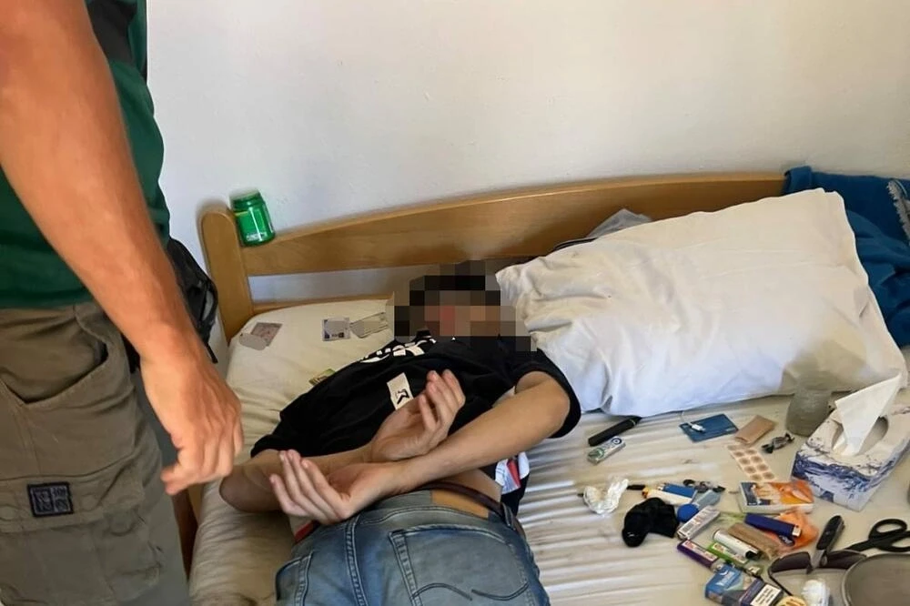 arrestohet-nje-shtetas-i-kosoves-ne-ulqin-dyshohet-per-vjedhje-ne-plazhe