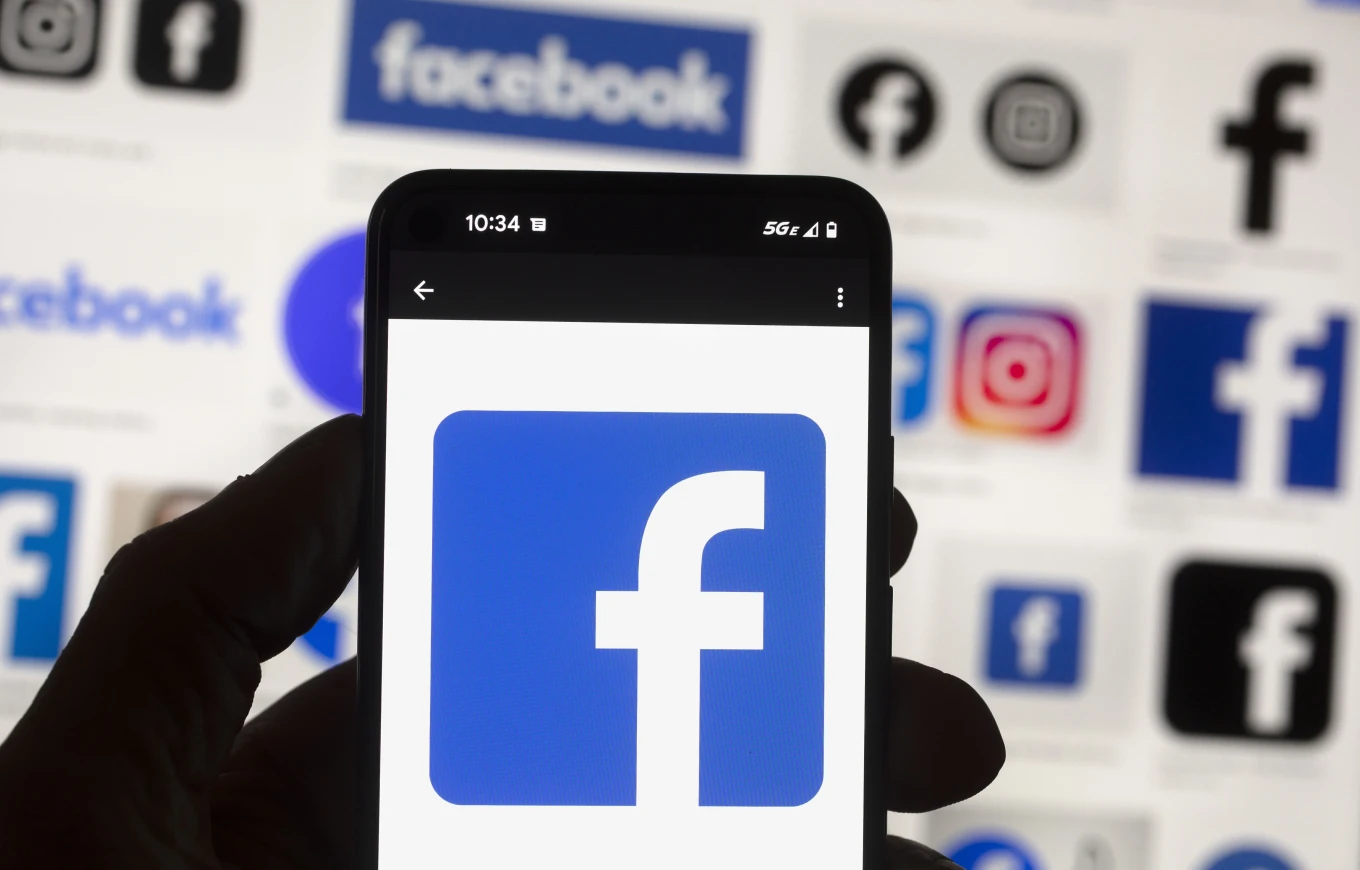 Bie Facebooku  përdoruesit raportojnë probleme me qasjen në platformë