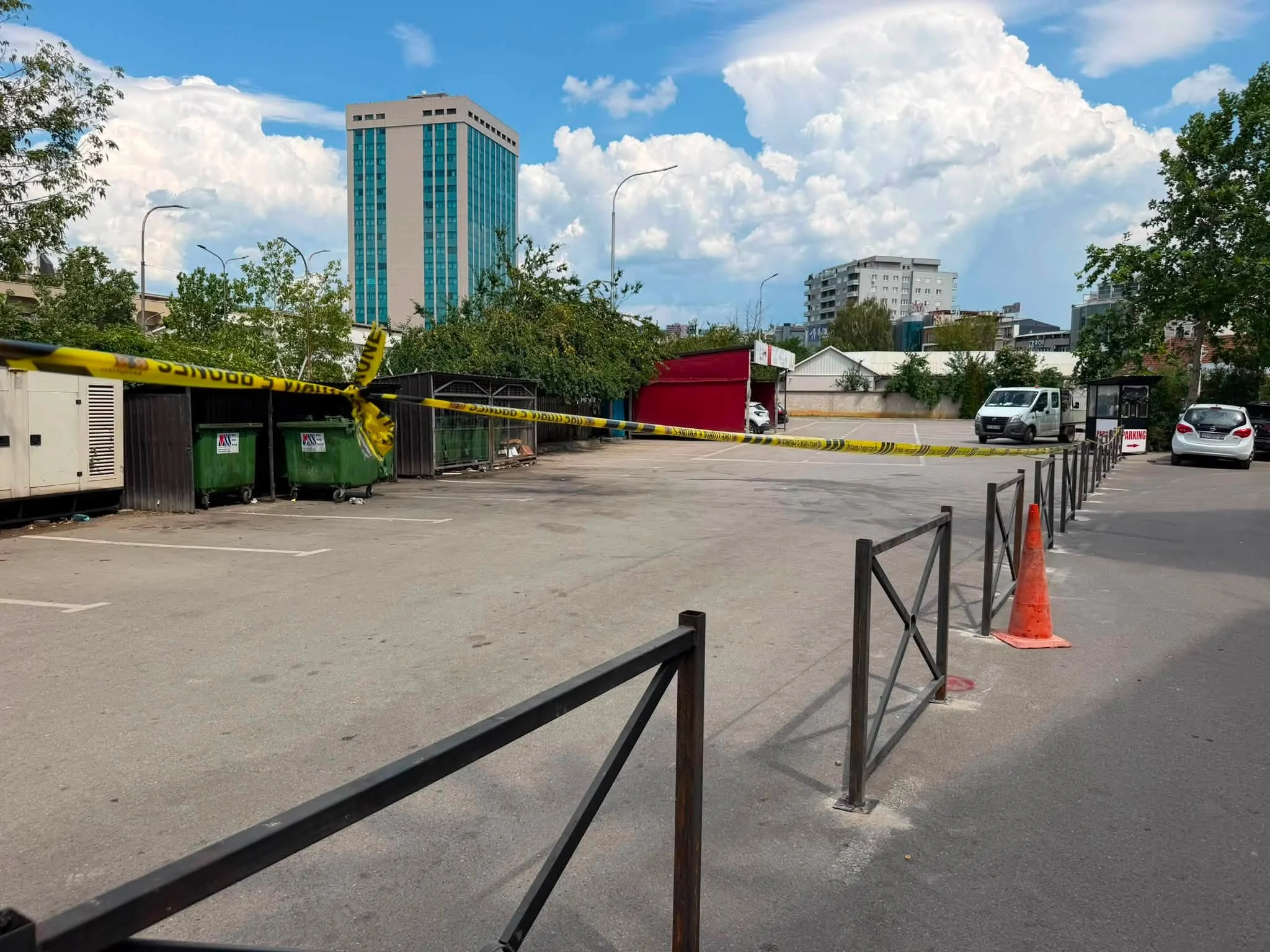 Lirohet një hapësirë publike në kompleksin  Ramiz Sadiku   ishte shfrytëzuar si parking privat pa bazë ligjore