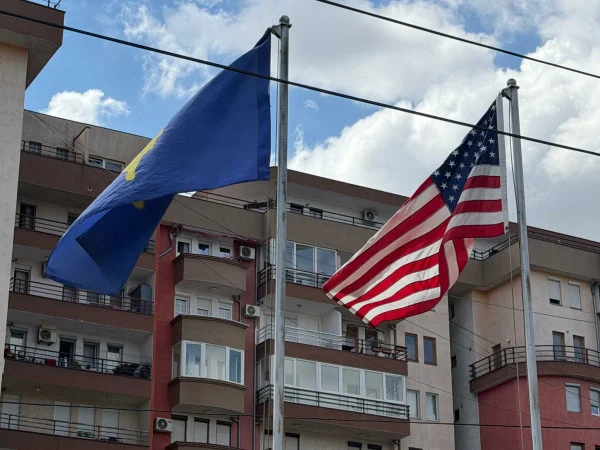 Nga oborri i një xhamie në Prishtinë valëvitet flamuri amerikan  Maliqi  Faleminderit Amerikë