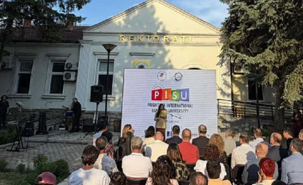 Rreth 300 studentë nga bota i bashkohen Universitetit Veror në Prishtinë