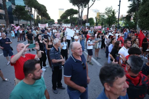 Protesta e 38 të në Tiranë  thirrje për unitet mes protestuesve