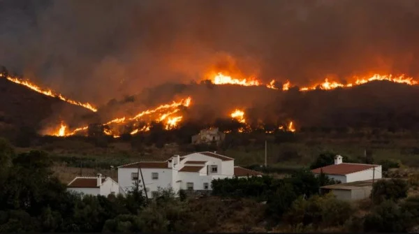 Valë e re e motit ekstrem në Evropë  nga zjarret te stuhitë  mijëra viktima