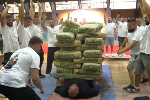 kosova-ne-guinness-bujar-muli-theu-rekordin-boteror-mbajti-mbi-trup-2000-kilograme
