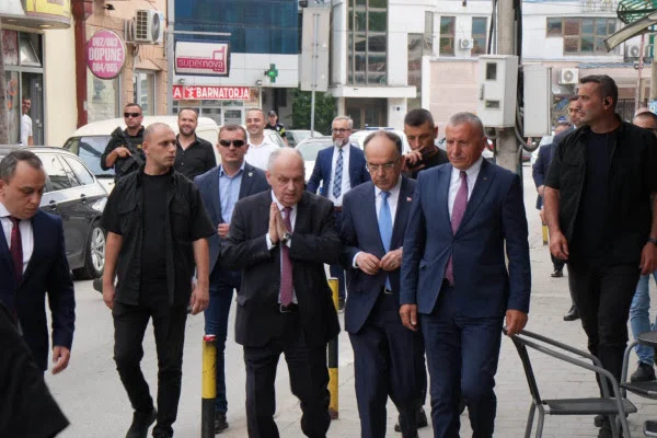 pas-vizites-se-begajt-ne-lugine-studentet-godasin-vuciqin-a-po-e-shet-edhe-nje-cope-serbi