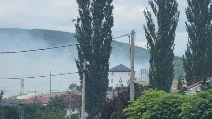 Zjarr në Ballancë të Vitisë  flakët i afrohen shtëpive