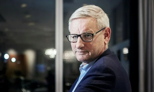 Carl Bildt i ashpër ndaj ministres serbe  Vuçiq s mund të heshtë