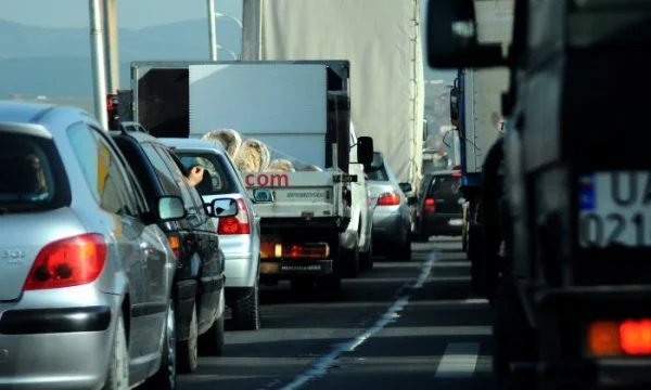 Kolona 700 metra te Dheu i Bardhë  kjo është gjendja aktuale në pikat kufitare