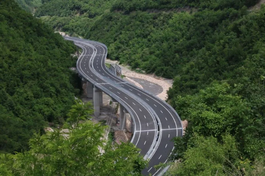 Të enjten në autostrada kufizohet qarkullimi i automjeteve me mbi 20 tonë