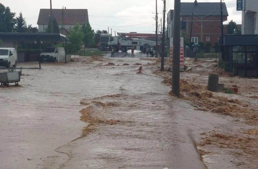 Reshjet e mëdha të shiut bllokojnë rrugën në magjistralen Ferizaj Gjilan