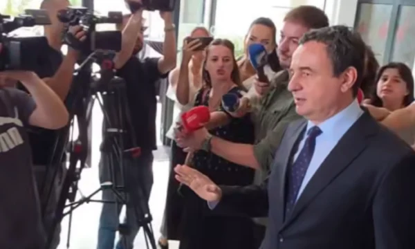   Po shkoj në kryeministri    Kurti sërish s ju flet gazetarëve për formimin e institucioneve