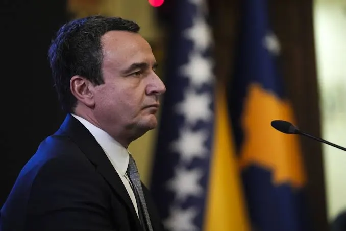 Kurti fton partitë politike në takim