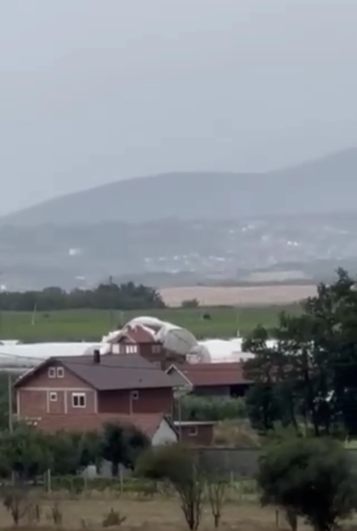 Stuhia e fortë ia hedh serrën përmbi shtëpisë një familjeje