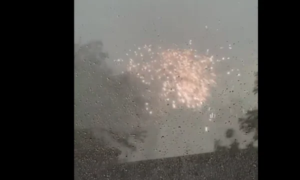 Shi e erë  telat e rrymës në Mrasor të Klinës shpërthejnë në flakë