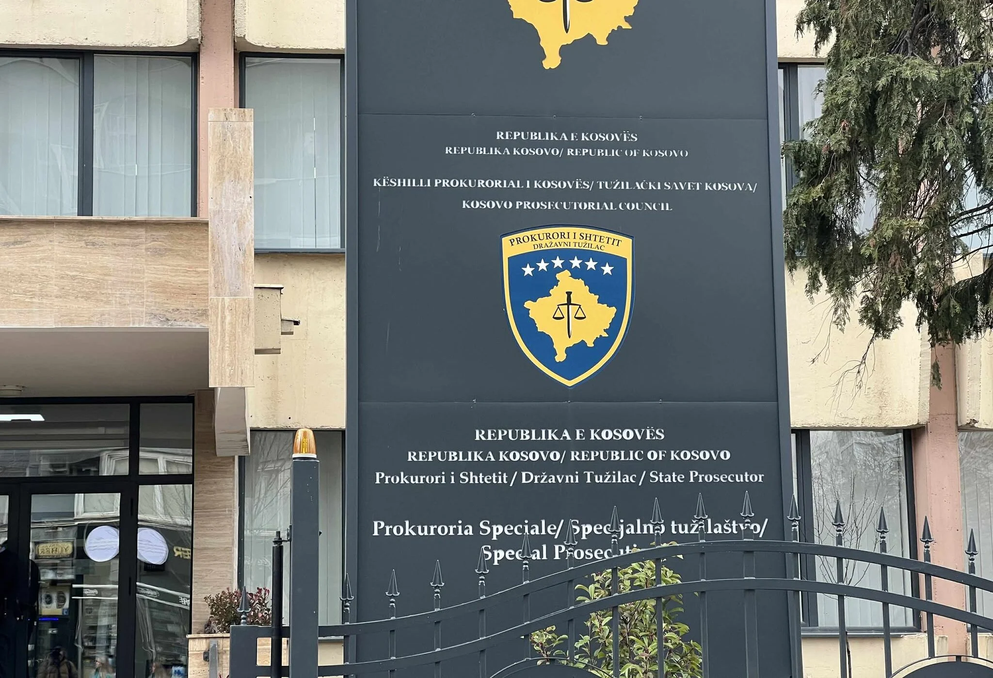 Arrestimi i dy të dyshuarve për krime lufte  Prokuroria Speciale jep detaje