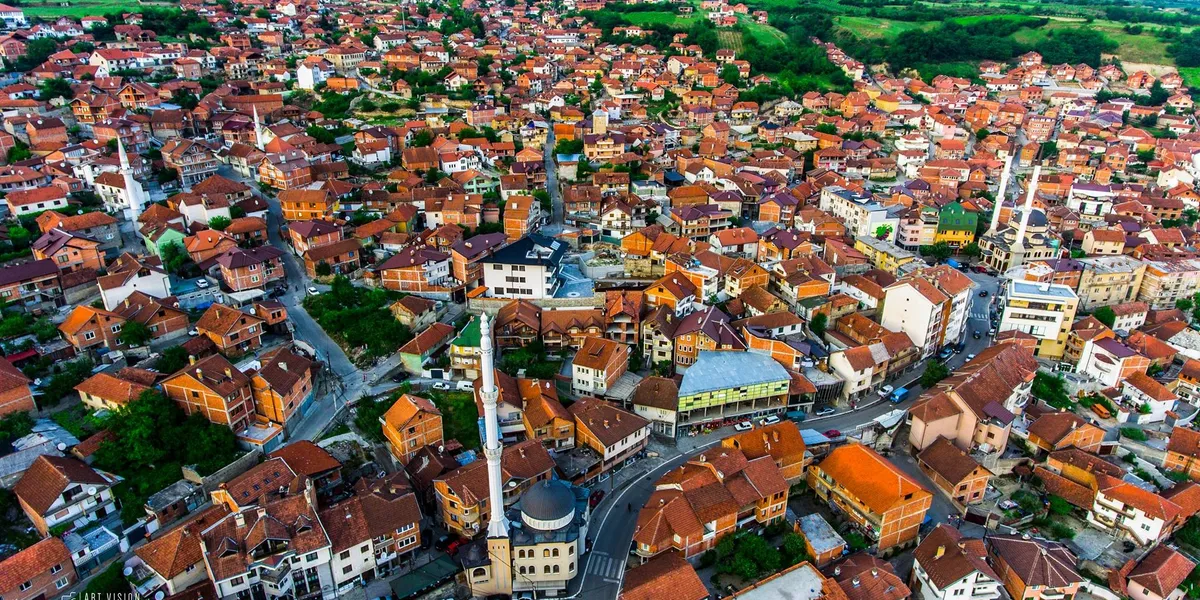 Dyshohet se është vjedhur një pllakë përkujtimore në Rahovec