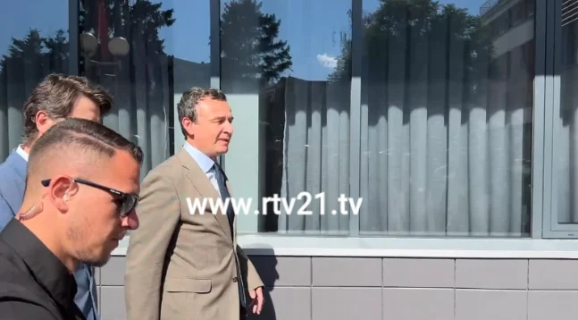 Kurti mbërrin në Kuvend për takimin me Hamzën